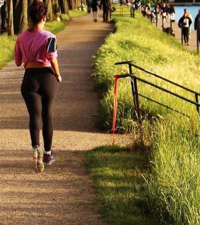 Striding Strong: Mastering Running Posture and Stretches to Keep Knee Pain at Bay