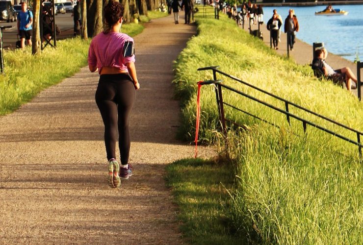 Striding Strong: Mastering Running Posture and Stretches to Keep Knee Pain at Bay